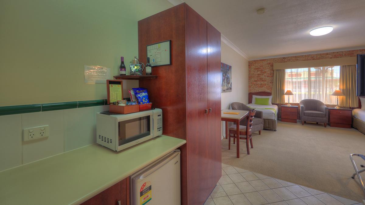 Endeavour Court Motor Inn Даббо Экстерьер фото
