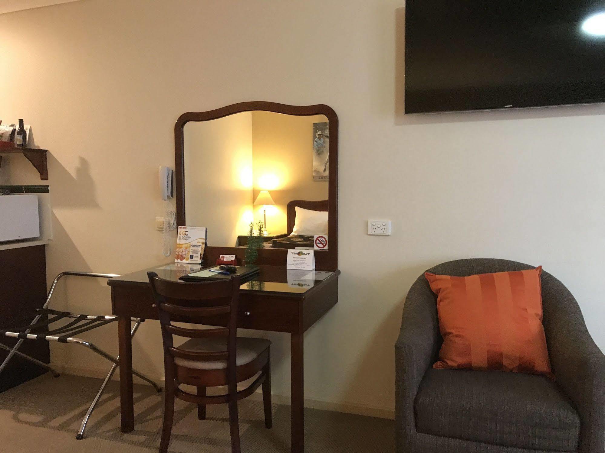 Endeavour Court Motor Inn Даббо Экстерьер фото