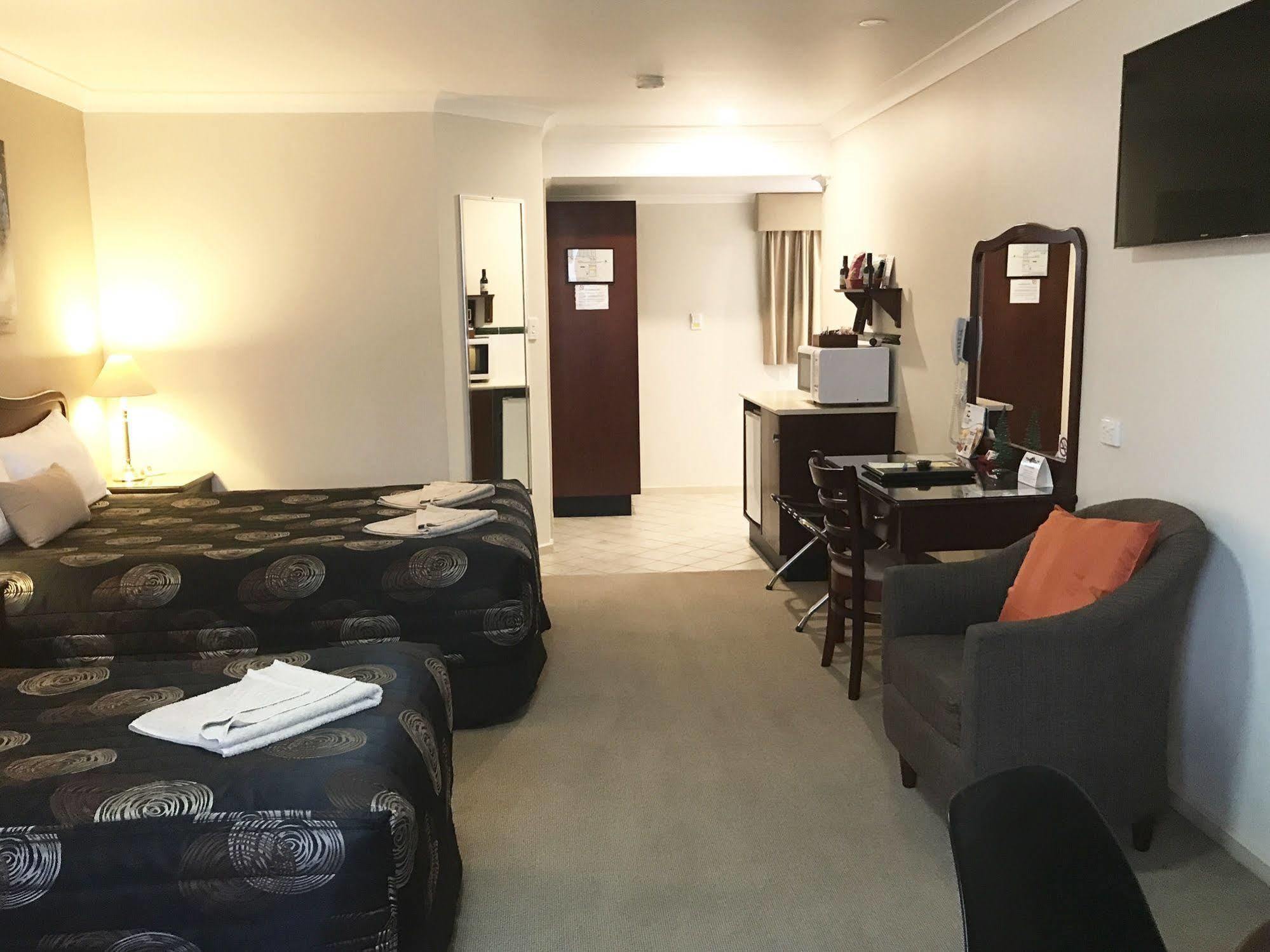 Endeavour Court Motor Inn Даббо Экстерьер фото